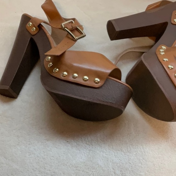 Chic Tan Women's Platform Sandals - Picture 7 of 7